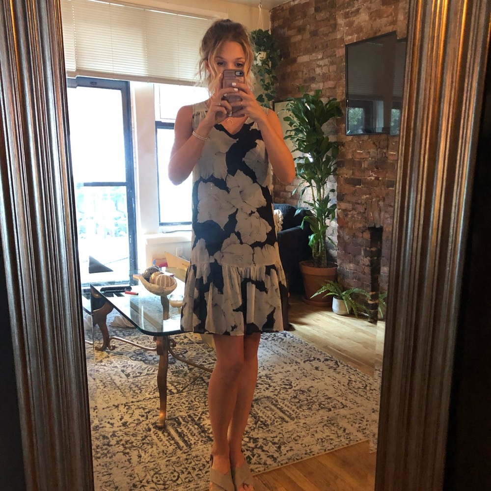 Black & Gray Floral Patterned Shift Dress w Ruffle